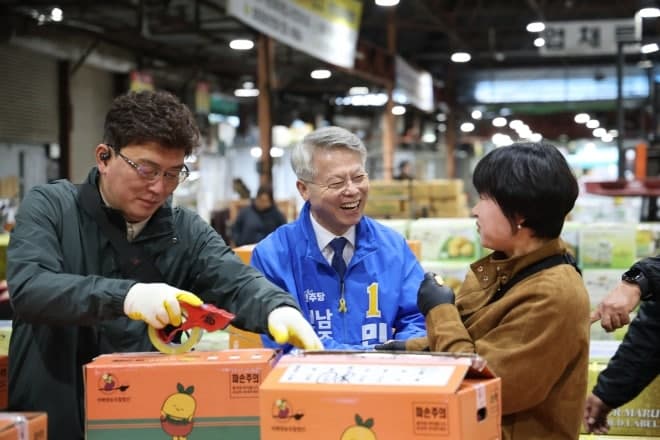 민형배, 각화 농산물도매시장서 "유통구조 혁신"…'디지털 도매시장' 구상 제시