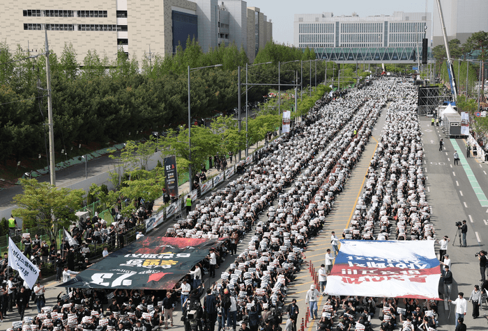 45조 성과급 요구 삼성전자 노조, "아동후원 기부금 아깝다" 약정 취소 릴레이 '파장'