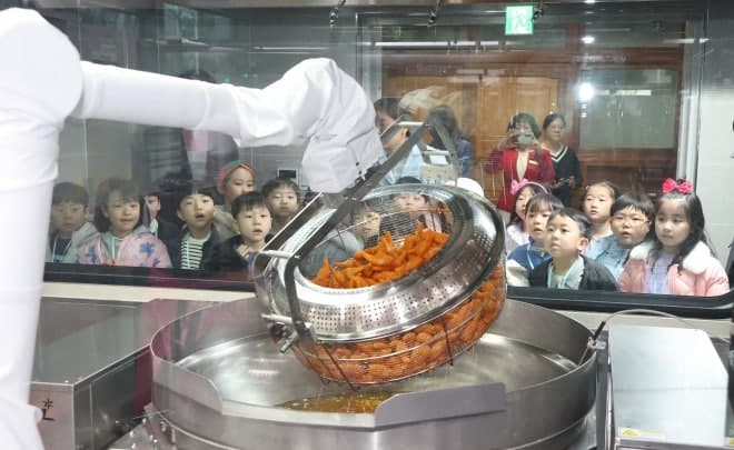 “옥돔 굽고 커피 내리고”… 제주 마을회관·복지시설에 AI 주방로봇 뜬다