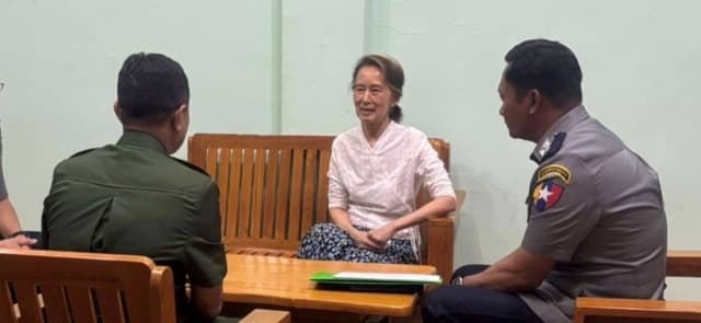 “중국 왕이, 지난달 미얀마 방문 중 아웅산 수치 만나”…이후 복역→가택연금 전환