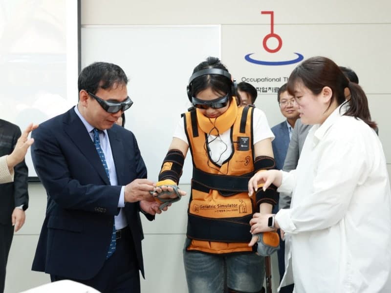 경인여대 외국인 유학생, 인천출입국청장에게 외국인등록증 직접 전달받아