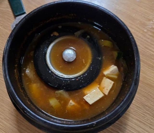 된장찌개서 '싱크대 뚜껑'·고등어엔 '철수세미'…식당 주인 "배 아프면 청구하라"
