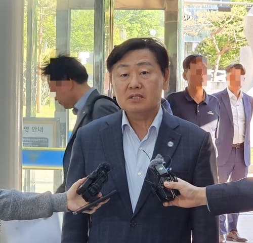 김관영 전북지사, '대리비 살포·계엄 방조 의혹' 경찰 출석…"제명될 사안인지 의문"