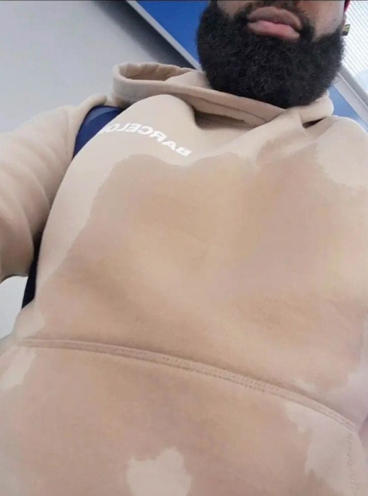 "머리부터 속옷까지 흠뻑" 비행 중 천장에서 쏟아진 '정체불명 액체'