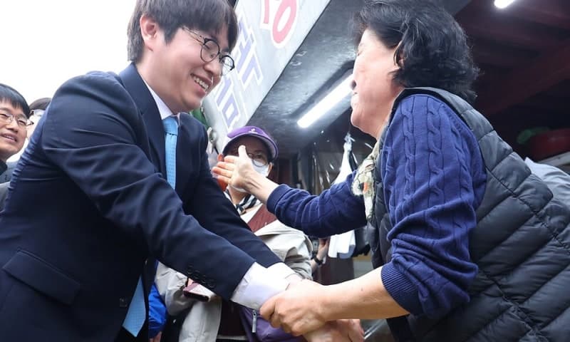 하정우, '손털기' 논란에 "상인분께 직접 사과…'괜찮다, 열심히 해라' 격려받아"