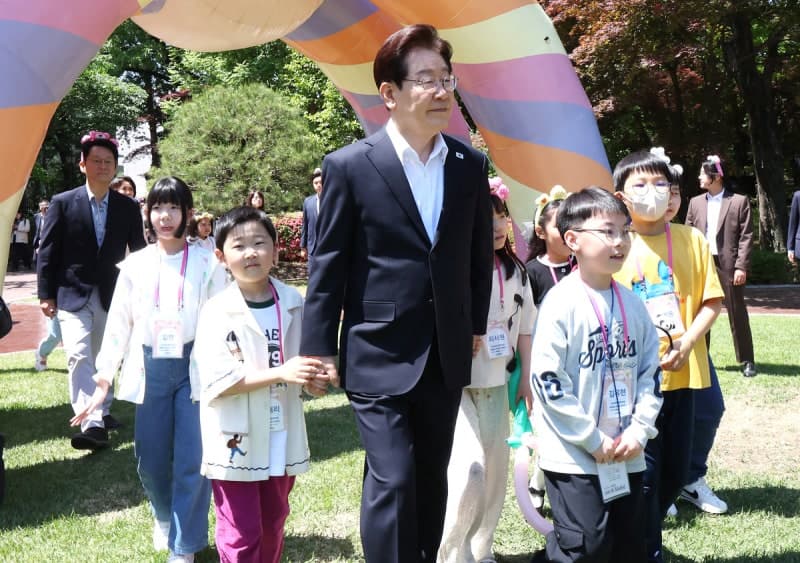 이 대통령, "제발 소풍가게 해주세요" 어린이 요청에 영상으로 직접 답장
