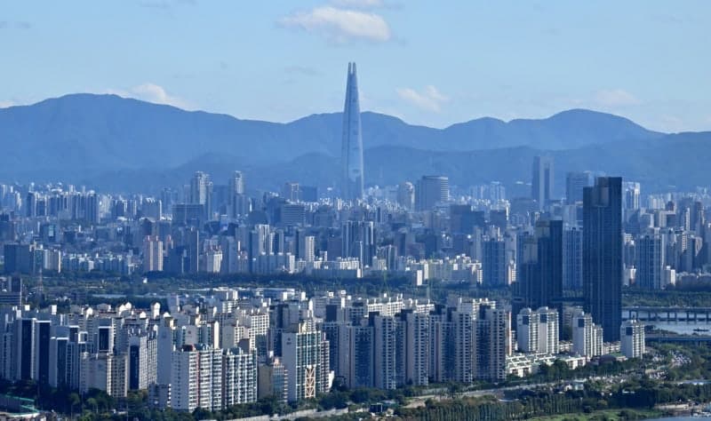 집값 전망 엇갈려… 전문가 “상승” 중개사 “하락”, 정부 정책이 핵심 변수