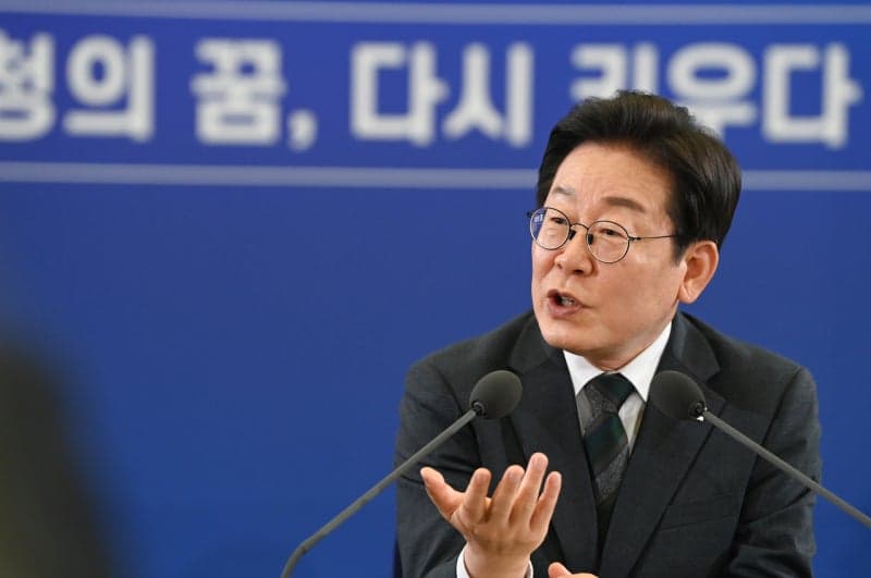 이 대통령 "시도 때도 없이 긴축 노래 부르는 이상한 분들에게"…IMF 보고서 분석 공유