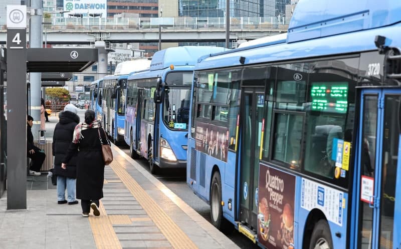 버스에서 넘어져 격분, 술 취해 운전기사 뺨 때리고 경찰까지 폭행한 60대 남성 체포