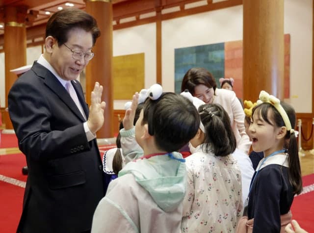 청와대 찾은 어린이들, "어떻게 대통령 됐나" 질문에 李대통령 "국민 위해 노력해 인정받으면"