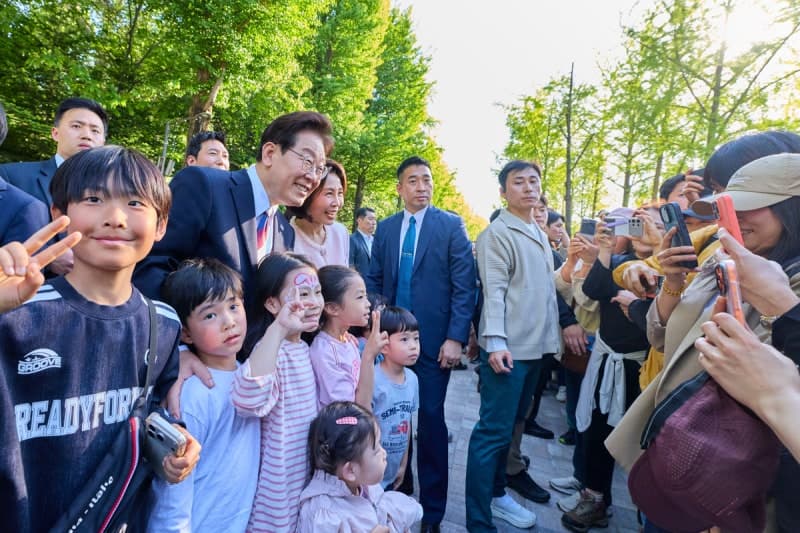 "와 대통령 아저씨다!" 어린이대공원 깜짝 방문한 이재명 대통령 부부, 시민들과 '릴레이 셀카'