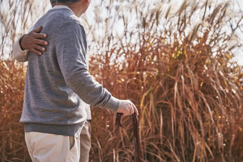 젓가락질 안 되고 물건 떨어뜨리는 부모님, "힘없는 다리" 나이 탓만 하다간 사지마비 옵니다