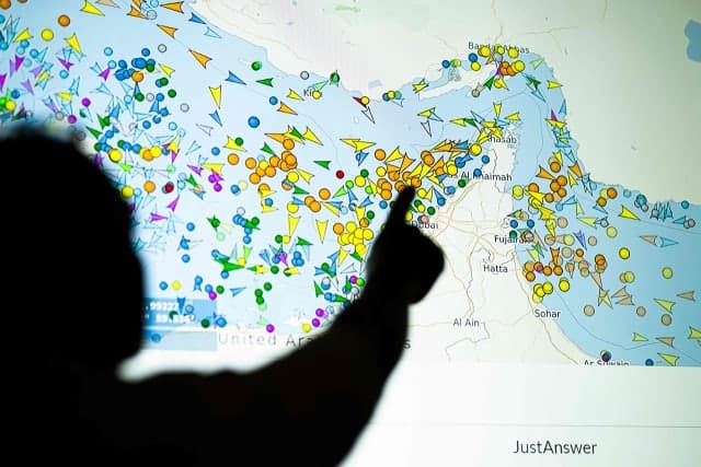 트럼프, 호르무즈 작전 중단…이란과 협상 급물살