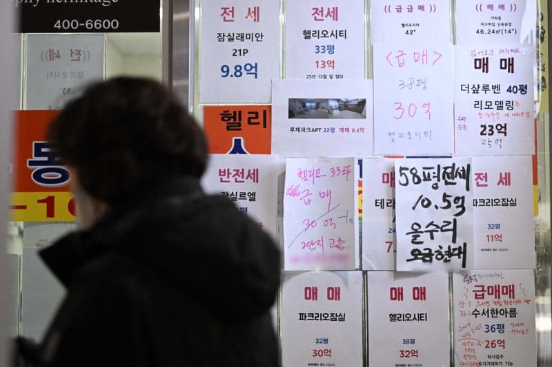 전문가 "오른다" 중개사 "내린다"…엇갈린 올해 집값 전망, 수도권은 "그래도 상승"