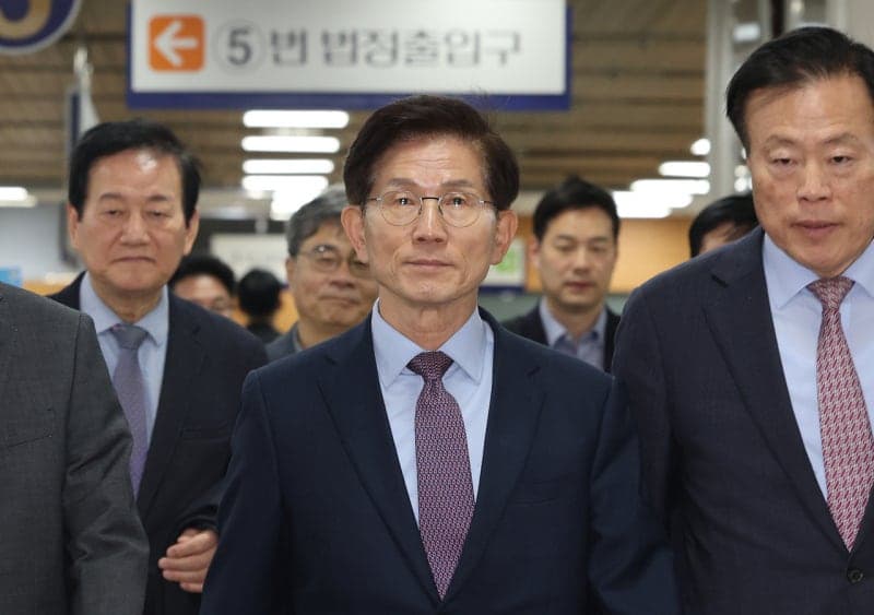 김문수, 대선 예비후보 신분으로 명함 돌려 '선거법 위반' 벌금 50만원 확정