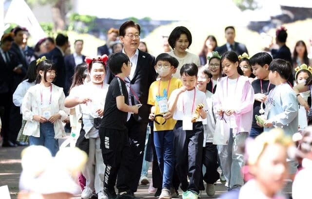 어린이 “대통령 되고 싶어요” 이재명 대통령 “5년밖에 못 해” 웃음바다