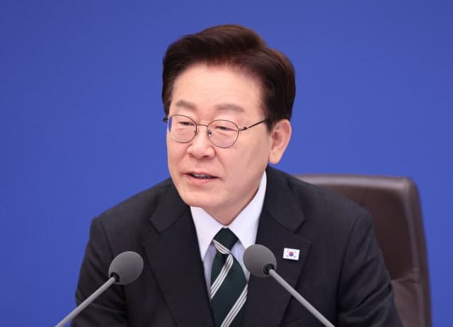李대통령 "부분 개헌 현실적…계엄 통제 반대하면 불법계엄 옹호론자"