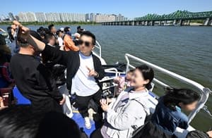 황금연휴 인파 몰렸다…한강버스 닷새간 2만3천여명 탑승