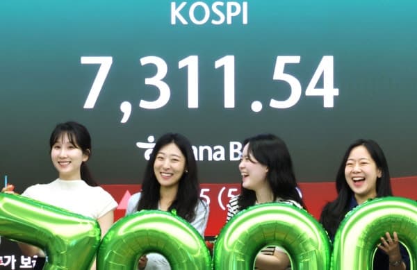 삼성전자 '시총 1조달러 클럽' 달성…TSMC 이어 아시아 두 번째 기록