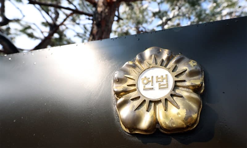 헌재 “기소유예 취소, 법원으로 넘겨야”…법원 “혼란 초래” 반발