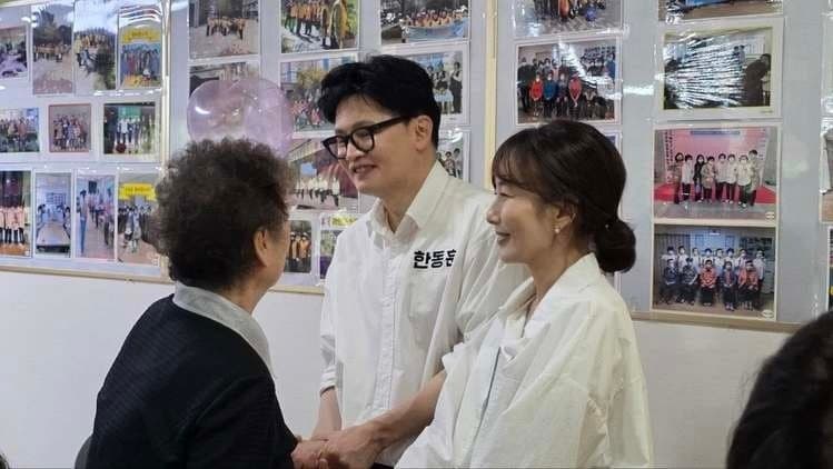 한동훈, 진은정 변호사와 첫 동반 행보…어버이날 행사서 "아내와 함께 인사드려"