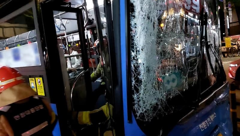 퇴근길 종로2가 버스 3대 연쇄 추돌…11명 부상, 기사 "깜빡 졸았다"