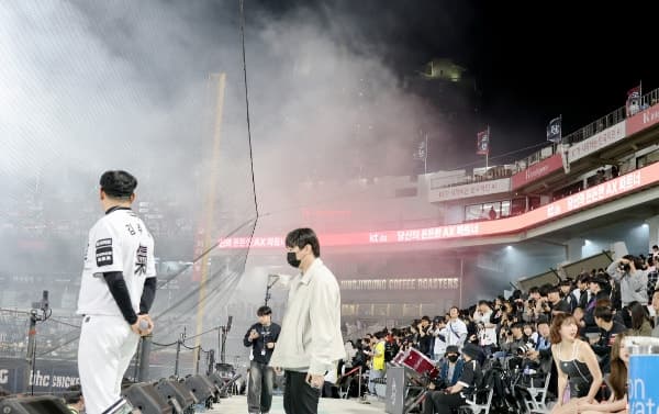 1만 관중 야구장 뒤덮은 연기..."외부 담배꽁초에 불" KBO 경기 중단 아찔 상황