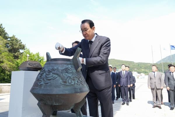 노동진 수협 회장, 순직 선원 위령탑 참배 "안심하고 일할 수 있는 바다 만들 것"