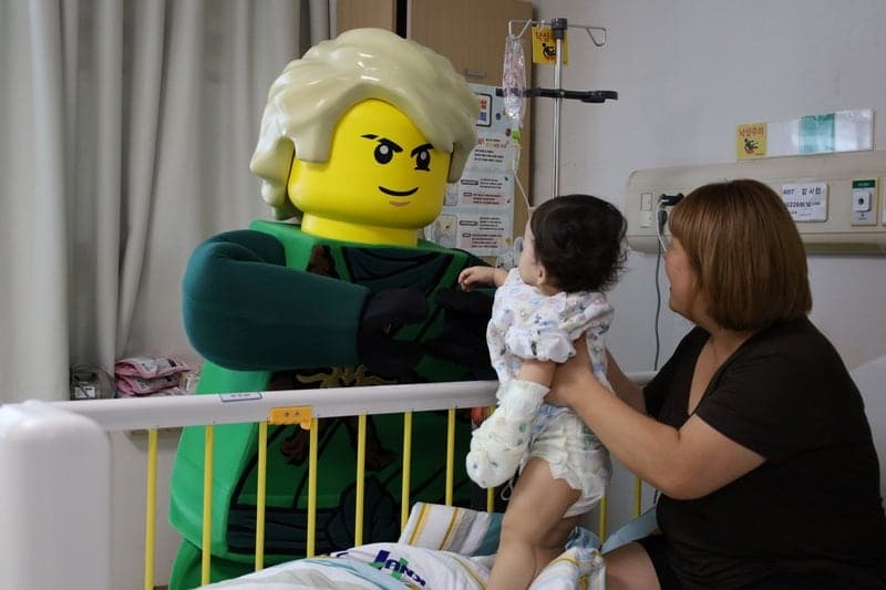 레고랜드, 가정의 달 맞아 강원대 어린이병원에 '닌자고 로이드'와 특별한 하루 선물