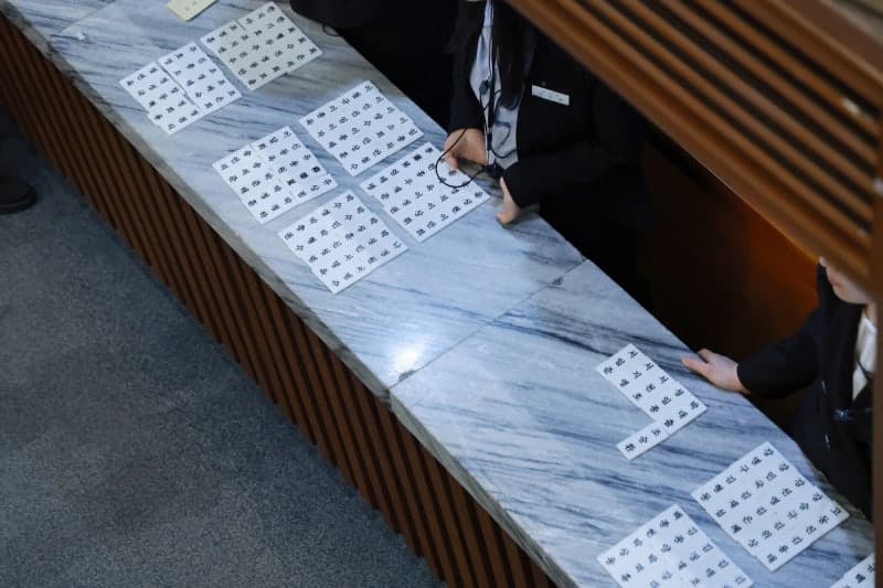 靑 "개헌안 투표 불성립 유감…국민의힘, 책임감 갖고 투표 참여해야"