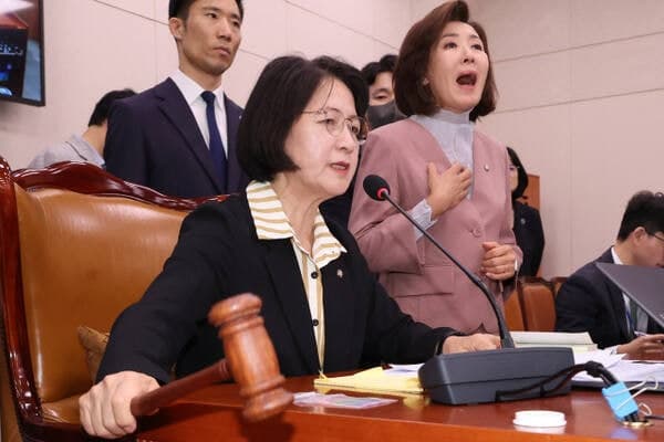 경찰, '추나 대전' 추미애 직권남용 혐의 불송치…"상임위원장 권한"