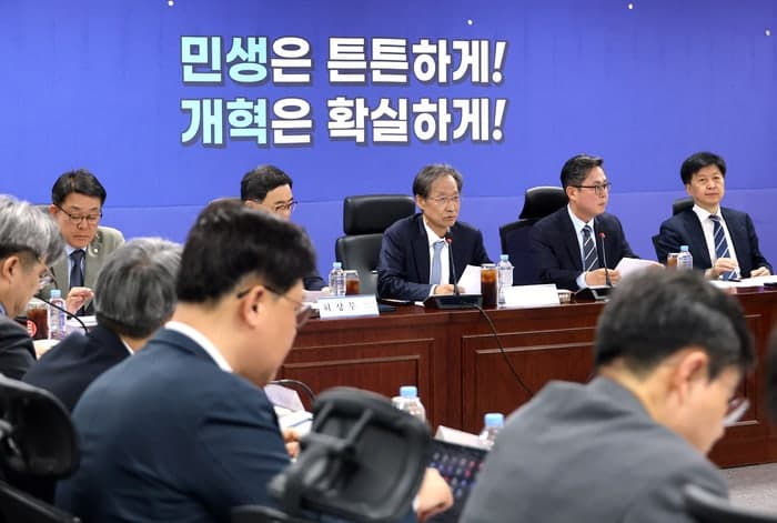 與 "종량제 봉투 재생원료 사용 의무비율 2030년 80%로 단계적 인상"