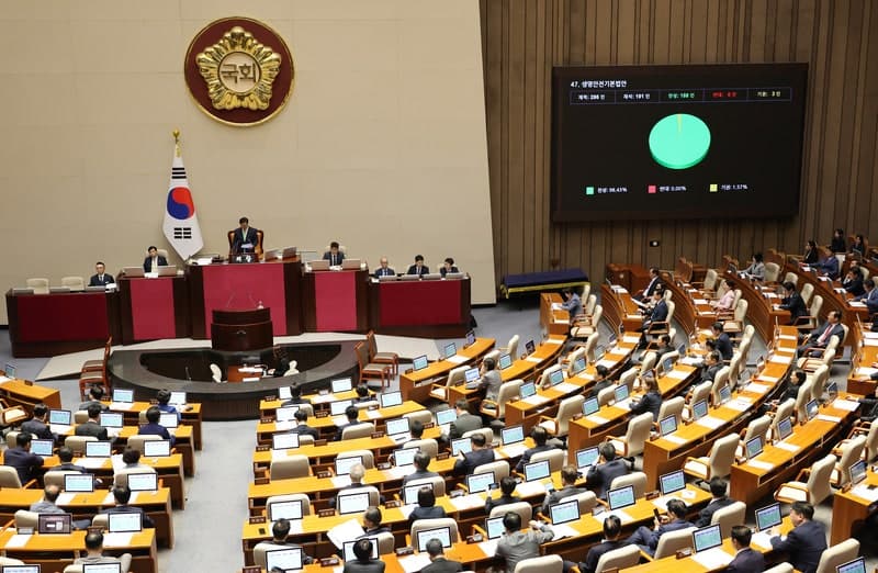 이 대통령 "모두의 반성·다짐 담긴 생명안전기본법, 시행 차질 없게 준비"