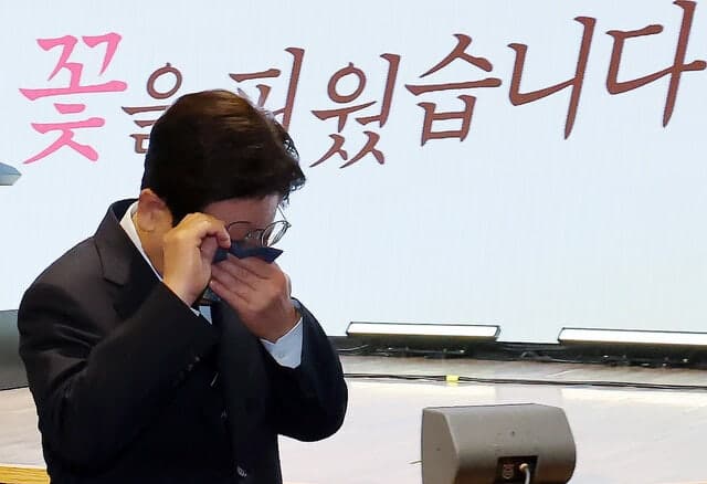 이 대통령, 어버이날 행사서 순직 공무원 부모 위로하며 눈물 "국가가 자식 도리 하겠다"