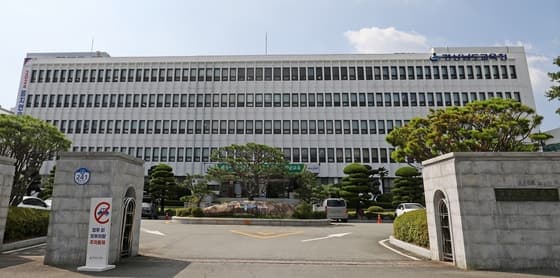 여교사 신체 움켜쥔 초6 학부모, '순수한 사랑' 주장하며 교사 아동학대 신고