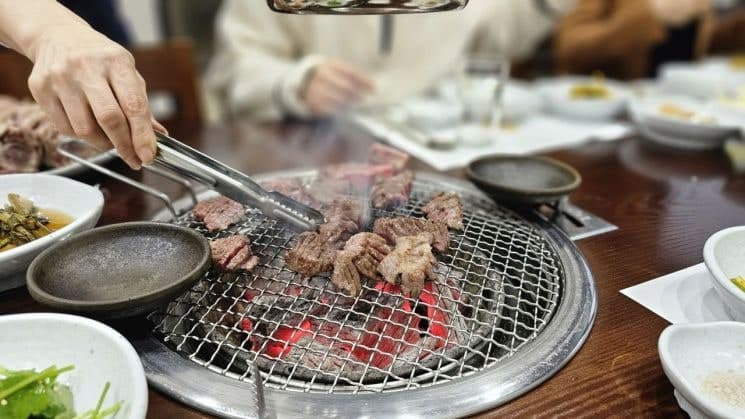 "1인은 안 돼" CNN 기자, 한국서 '혼밥' 거절당해…외신이 본 한국 혼밥 현실