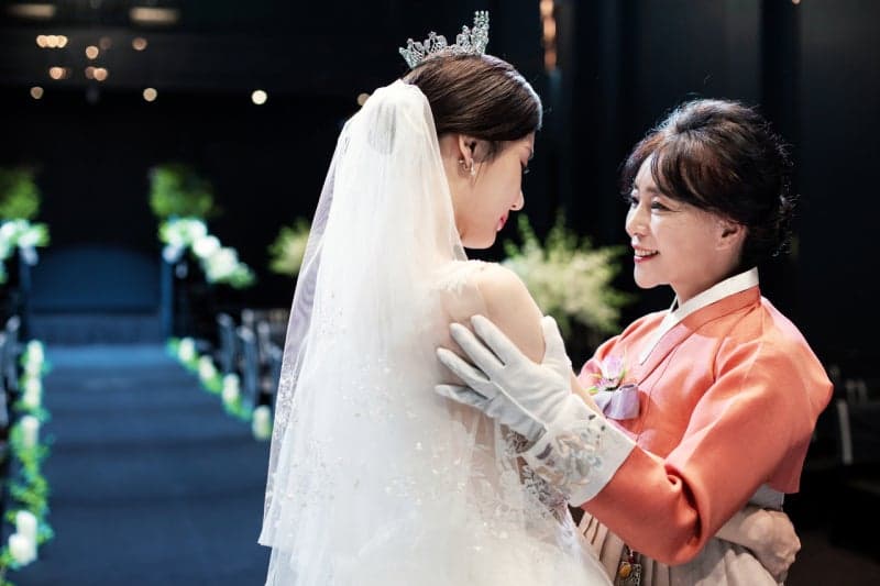 사망한 아빠 대신 엄마와 신부 입장, 하객들 "좀 이상하지 않아?" 수군수군