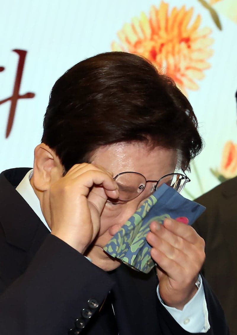 李대통령, 어버이날 순직 부모 위로하며 눈물…국가 책임 약속