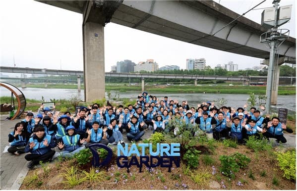 대우건설, 임직원과 함께 중랑천에 '대우건설 Nature' 정원 조성 준공