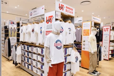 유니클로 부산 광복점 15년 만에 새단장, 지역 상권 공략 강화 "롯데자이언츠 티셔츠 사러 왔어요"