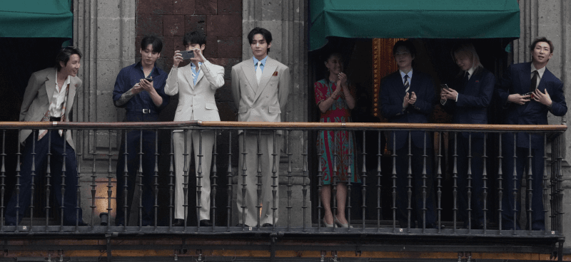 멕시코 대통령 만난 BTS, "내년에도 올래요?" 묻자 5만 '아미' 열광