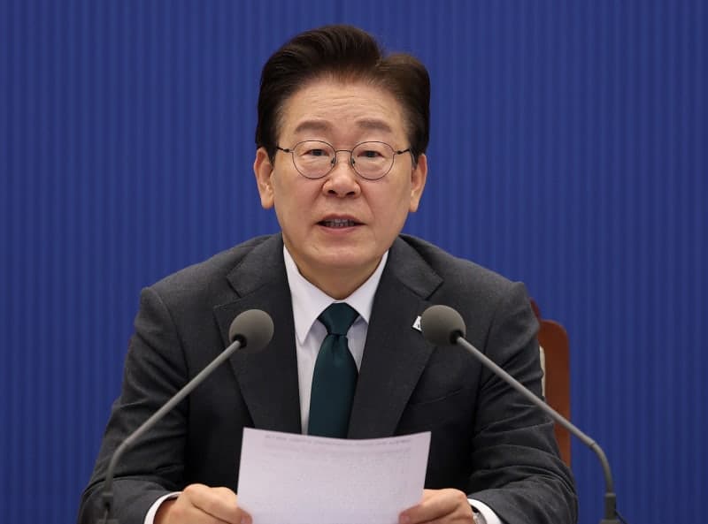 李대통령 "부모 희생에 기대지 않고 국가가 책임지는 나라로" 울먹이며 순직 소방관 부모 위로