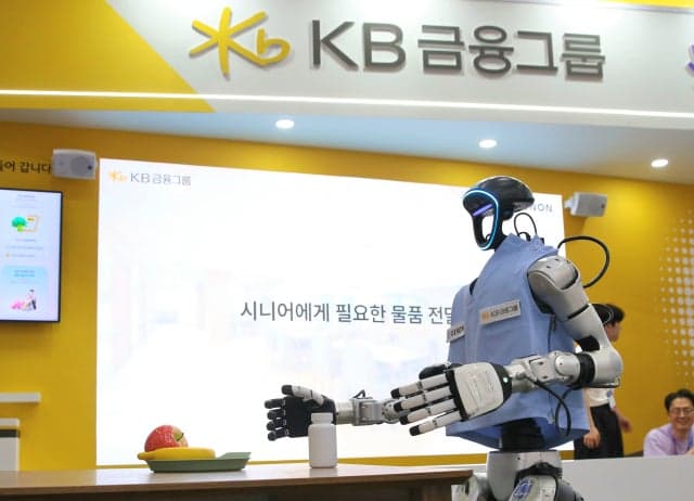 KB금융, 'AI 엑스포'서 금융권 최초 시니어 돌봄 휴머노이드 '젠피' 공개