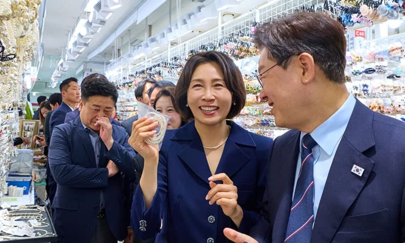 이 대통령 부부, 남대문시장 깜짝 방문…족발 오찬하며 "사시 시절 맛있게 먹던 기억"