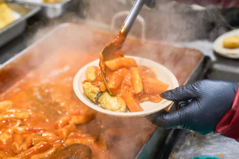 "환경호르몬 떡볶이인가"…비닐 포장 그대로 가열하는 포장마차 '충격'