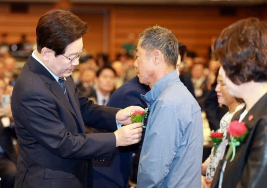 이재명 대통령 부부, 어버이날 기념식 첫 참석 "부모 삶 살피겠다"