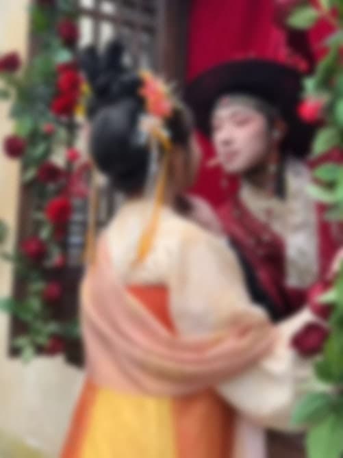中 관광지 '사탕 키스' 퍼포먼스 논란…"드라마 여주인공 같았어요"
