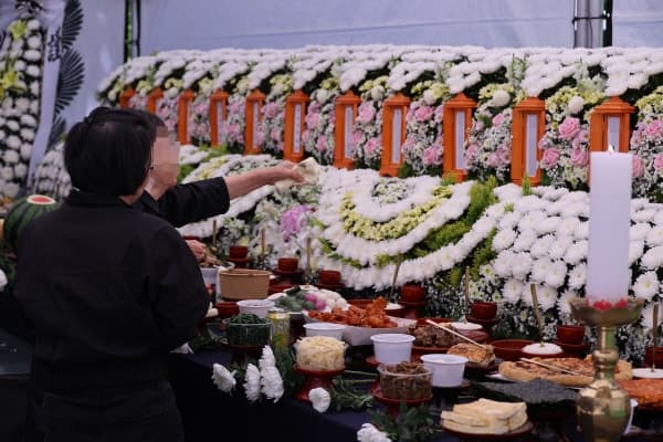 “꿈이라도 나와주세요”…유족 눈물 속 안전공업 화재 희생자 추모식 거행