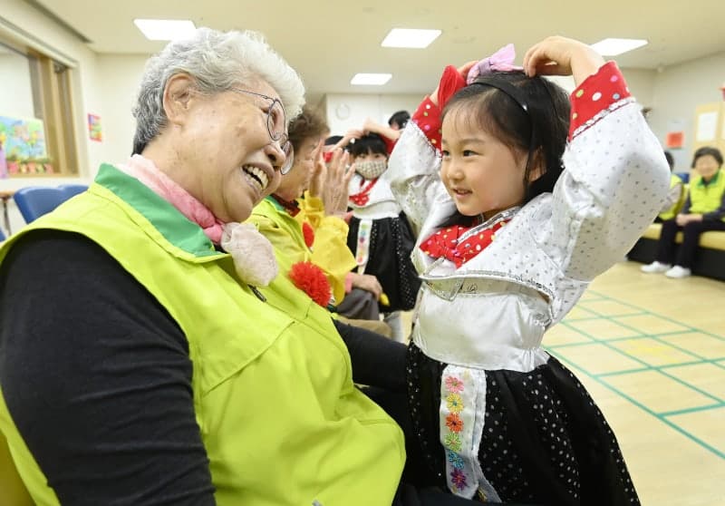 "내 손주지만 그만두고 싶다"...돌봄 조부모 절반은 '원치 않아' 눈물