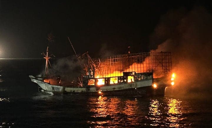 진도 앞바다 21t 어선 화재, 승선원 10명 전원 구조